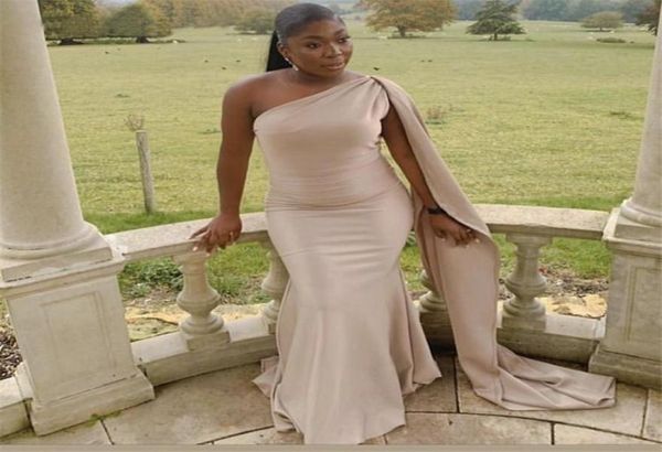 2021 Champagne Nude Mermaid Brautjungfernkleider mit Cape für Hochzeiten African One Shoulder Plus Size Party Sweep Train Maid of Hon6645147