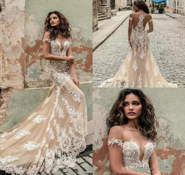 2019 Champagne Sereia Vestidos de Noiva Fora Do Ombro Profundo Mergulho Pescoço rendas apliques Trompete Berta Vestidos de Noiva Personalizado Dre7299532