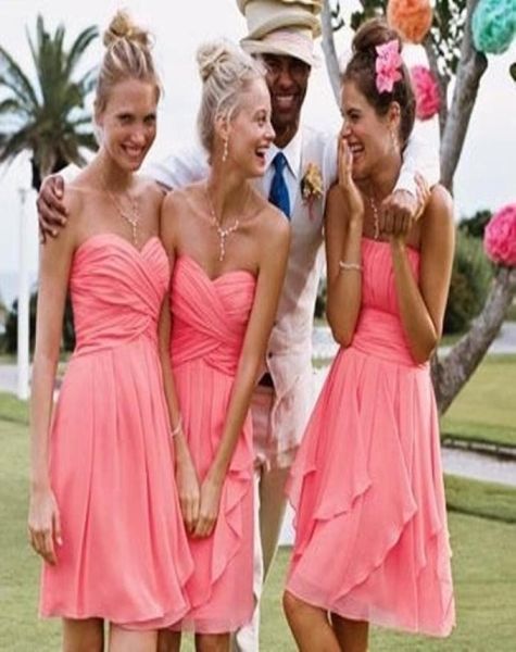 Kurze Strand-Brautjungfernkleider aus Korallenrot, Hochzeitskleid, knielanges, kurzes Country-Western-Brautjungfernkleid mit gerüschtem Chiff4783811