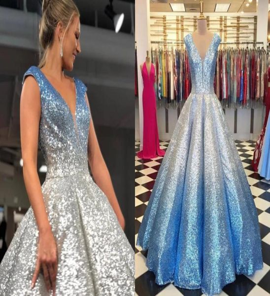 Sparkly Ombre Light Blue A linha Vestidos de baile com decote em V Tecido de lantejoulas Ruched Backless Até o chão Vestidos de noite formais para Wo8326844