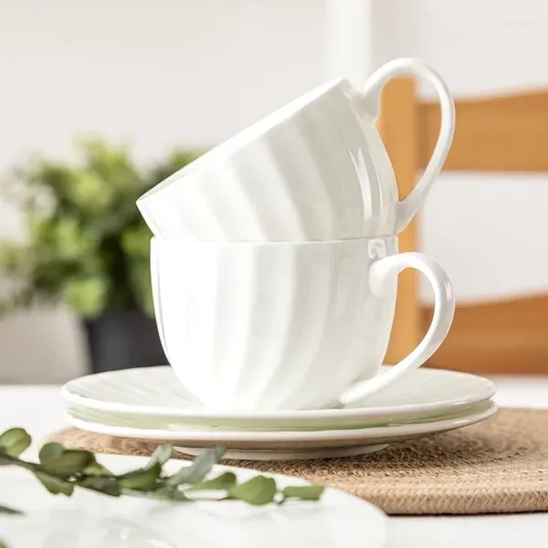 Tazze Piattini Tazza da caffè in ceramica europea con piattino Set Porcellana bianca Bone China Light Luxury Simple Teacup Cafe Articoli per la casa