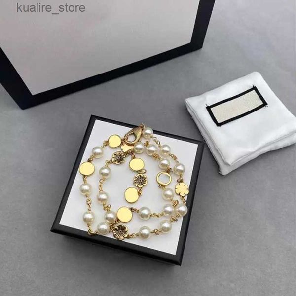 Colares de pingente de flor colar mulheres designer jóias colar de corrente de ouro para mulheres letras de luxo jóias colares de pérolas casamento 2210311z l240311