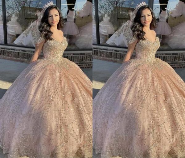 2023 Glitter Champagne Tule Quinceanera Vestidos Cap Manga Curta Beading Frisado Cristal Floral Applique Aline Doce 16 Vestido Pin7198450