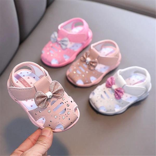 Сандалии для маленьких девочек, летняя детская обувь, издающая звуки, с милым бантом, детские мягкие детские ходунки для малышей, 240301