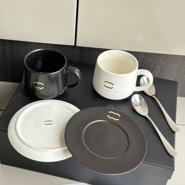 Designer-Tassen-Set, schwarz, weiß, lässig, für Tee, Kaffee, 2 Tassen, 2 Löffel, 2 Teller, klassisches Buchstaben-Logo, Keramik-Wasserbecher, Geschäftsgeschenk, inklusive Postkarte
