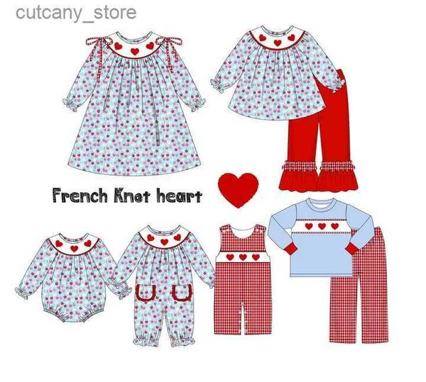 T-Shirts Valentinstag Baby Langarm T-Shirt Set Rundhalsausschnitt Französisches Knotenmuster Junge Top Kleidung und rote Gittershorts Anzug Strampler L240311