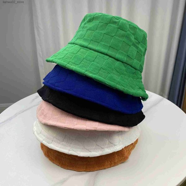 Chapéus de aba larga Chapéus de balde recém-projetados de alta qualidade chapéu de balde xadrez regular toalha feminina doce colorido Panamá casual pescador chapéu chapéu de sol Bob Q240312