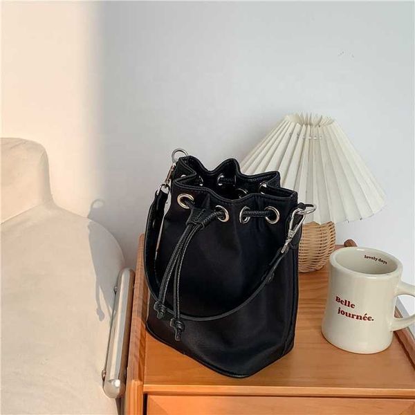 HBP Baba Olmayan Yeni Tasarım Çanta Naylon Lady Omuz Çantası Moda Kırış Messenger Kadınlar için Pu Dikiş Kovası Küçük Crossbody