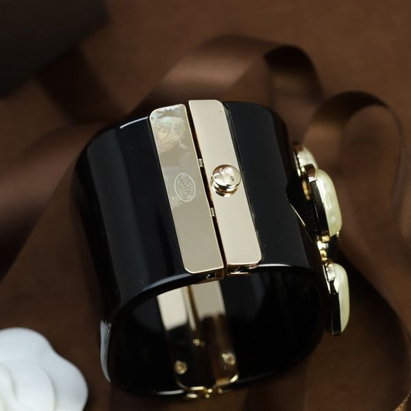 Pétala de acrílica preta de alta qualidade Exagerou Large INS INS estilo Europeu e Americano Gold Snap Snap no bracelete KQQO