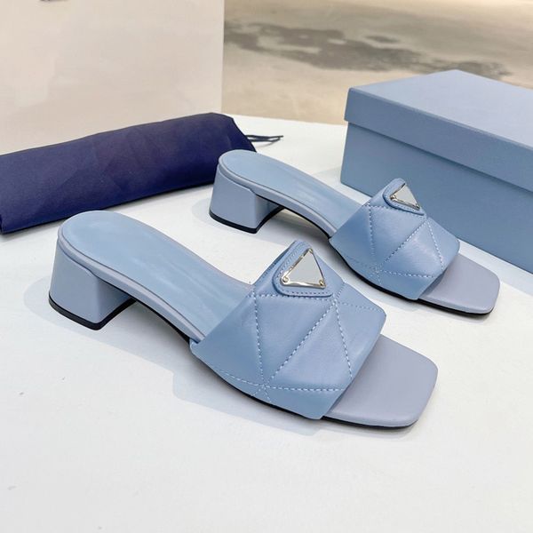 Designer Sandalen Frau gesteppte Leder -Rutsche Maultier Maultier niedriger Absatzschwarz weiß weiße Wüste Beach Pool Komfort Maultiere