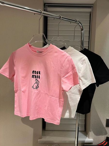 Designer de luxo verão 2024 novo feminino manga curta topo pequeno coelho carta bordado preto branco rosa tri cor camiseta fino ajuste em torno do pescoço y2k undershirt