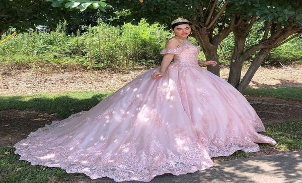 Rosa Spitze-Applikationen-Ballkleid-Quinceanera-Kleider, Neckholder, Juwelenausschnitt, Perlen-Abschlussballkleider, Pailletten, Sweep-Zug, Tüll, Sweet-16-Party Bi4336113