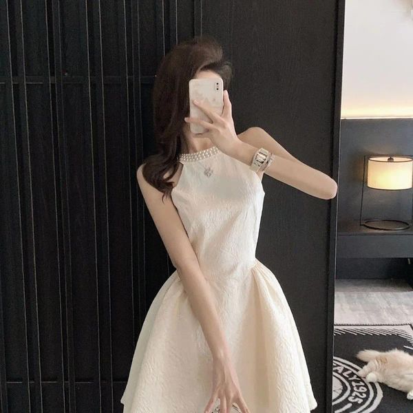 Vestidos casuais francês perfumado branco halter vestido de festa elegante sexy pérola verão feminino temperamento cintura fina saia streetwear coreano
