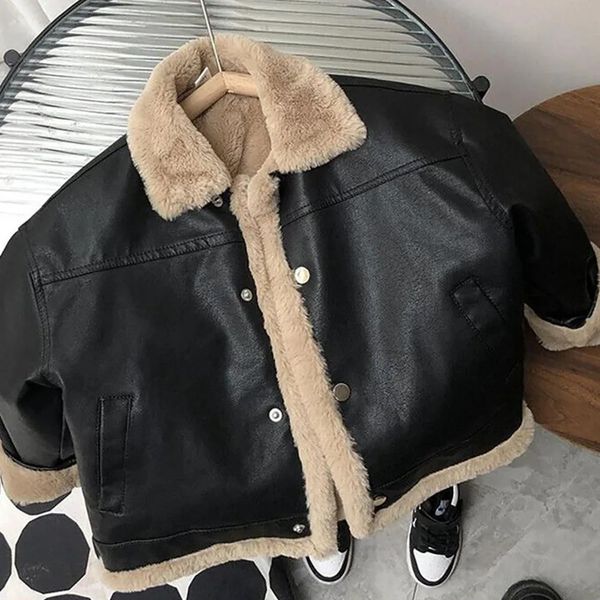 Красивое кожаное пальто для мальчиков, модная зимняя флисовая утолщенная мотоциклетная куртка для детей, лоскутный кардиган с лацканами, детская одежда 240304
