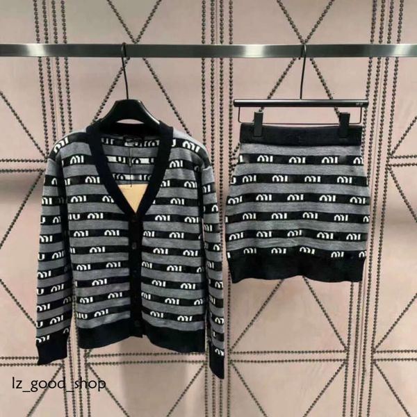 Mui Mui Etek Lüks Marka Takipleri Miui Jacquard Sweater Tasarımcı Örgü Ceket Elbise Siyah Beyaz Çizgili Kısa Etek HARDIGAN COATE İki Parça Seti 945
