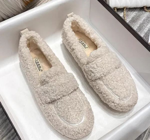 2024 Donne che indossano scarpe da peluche per uscite invernali per riscaldare Aggiungi peluche e addensati e indossano scarpe da fagio