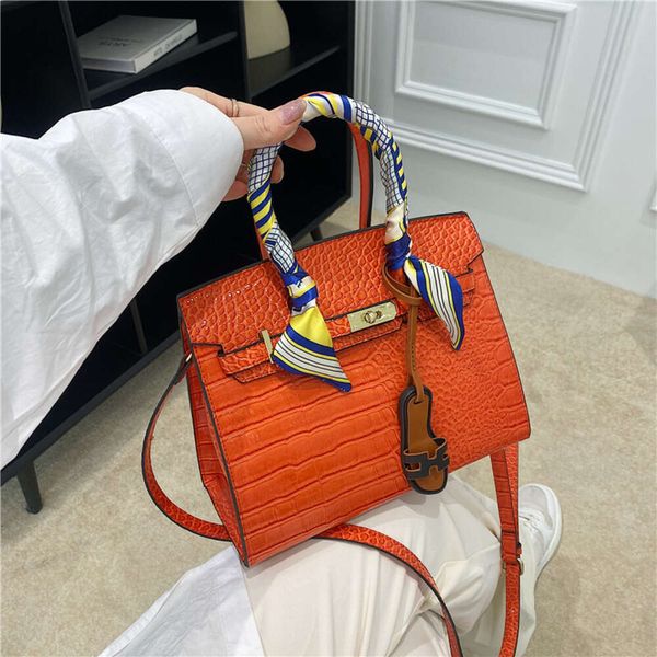 Shoppen Sie Factory Wholesale 2024 Summer New Fashion Bag Urban Simple Elegant Sweet and Cute Womens One Shoulder Handheld Trendy