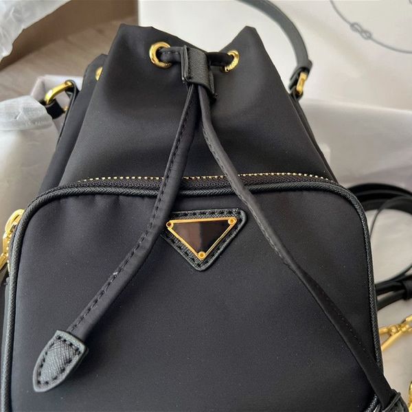 Designer Luxury Duet Triangle Re-Nylon Borsa a secchiello Piccolo triangolo Logo nero Coulisse Borsa a tracolla in nylon con manico in pelle 1BH038