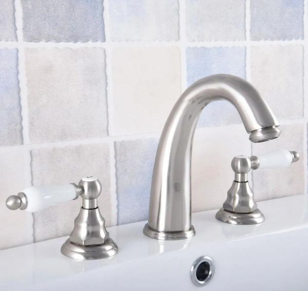 Rubinetti per lavandino del bagno Ottone nichel spazzolato Montaggio su piattaforma Doppie maniglie Diffuso Rubinetto per lavabo a 3 fori Miscelatore Rubinetti per acqua Mnf694