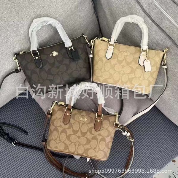 Loja de fábrica por atacado nova bolsa feminina prática e versátil para o outono inverno na moda um ombro crossbody bolsa cavalo puxando carro pequena sacola bolinho pão