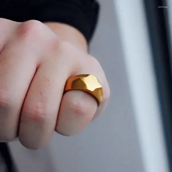 Anéis de casamento masculinos anel de sinete plano para homens joias de aço inoxidável padrão escovado vintage cor dourada joias masculinas