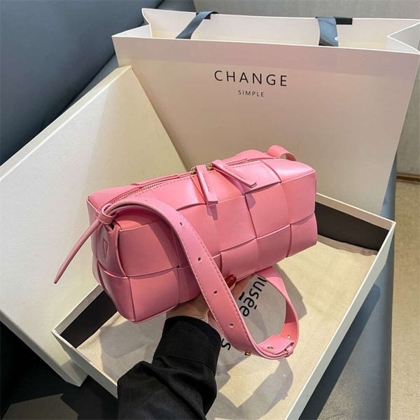 Discount-Shops High-End Internet Celebrity Gewebte kleine Tasche für Damen 2024 Neu Trendiges und modisches Einzel-Crossbody-Kissen mit breitem Schultergurt