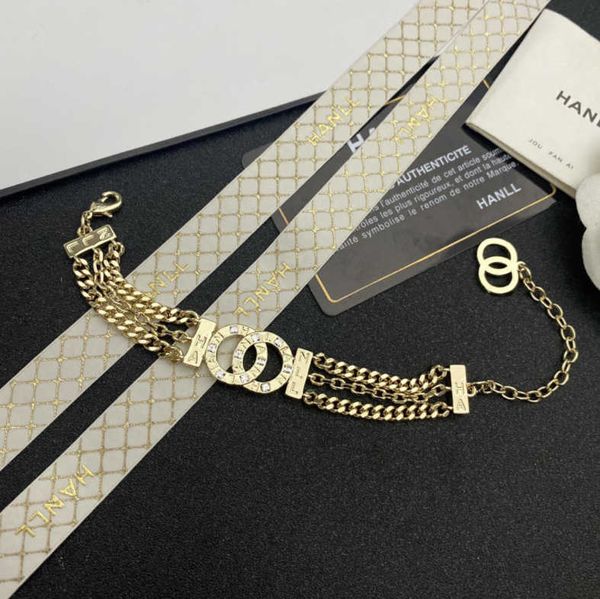 Xiangjia nuovo braccialetto twist a tre strati lettera piccola fragranza C braccialetto in oro con zirconi intarsiato alla moda per la casa