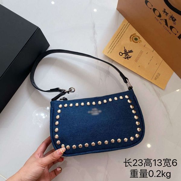 Acquista all'ingrosso della fabbrica 2024 nuova borsa di moda squisita versatile borsa sotto le ascelle da donna singola spalla denim blu personalizzato rivetto crossbody