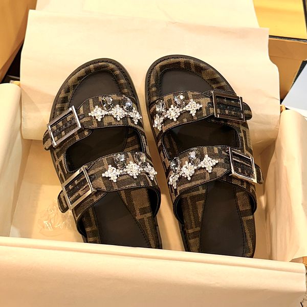 Luxus-Designer-Sandalen, flache Schuhe, 2024, neue Damen-Hausschuhe, hochwertige Strass-Schnalle, bequeme Strandschuhe, Freizeit-Hausschuhe, Größe 35–45