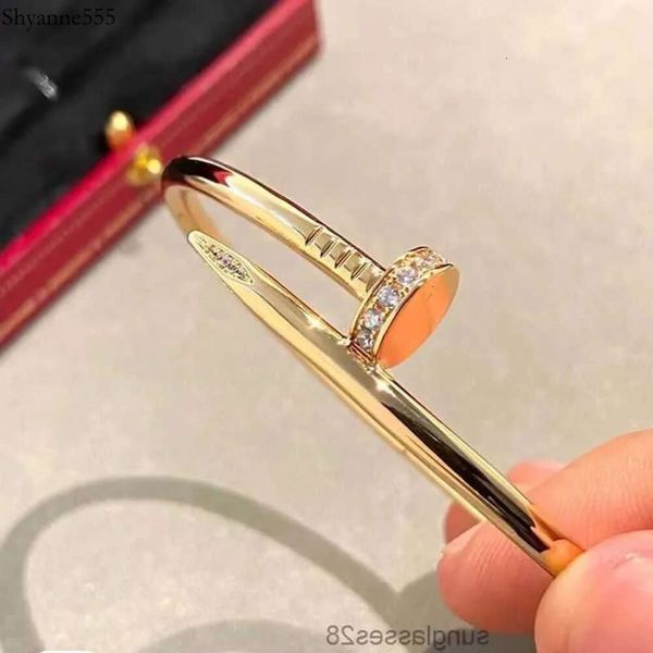 Una carta di fondi di vendita calda di design C Arter Alta edizione Bracciale per unghie con diamanti naturali in oro Collana con rosa femminile Anello XXU3