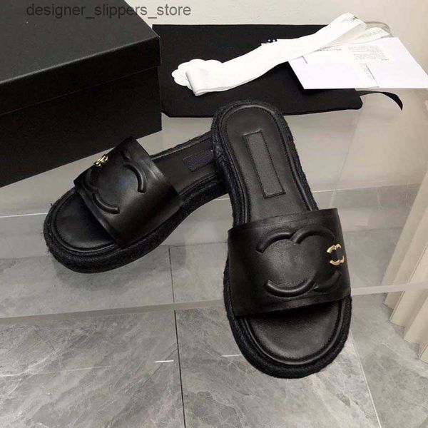 Hausschuhe Designer Luxus Damen Sandalen Leder Neue Metall Brief Marke Outdoor Mode Flache Größe 35-40 Q240312