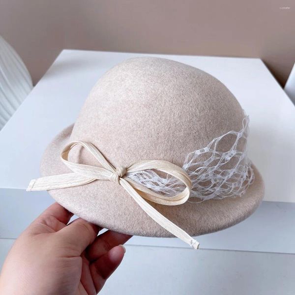 Beralar Moda Kalitesi Yün Mesh Lady Sonbahar Kış Beyaz Beyaz Fedora Şapkası Zarif Fransız Düğün Kapakları Tasarımcı Derbies Femme