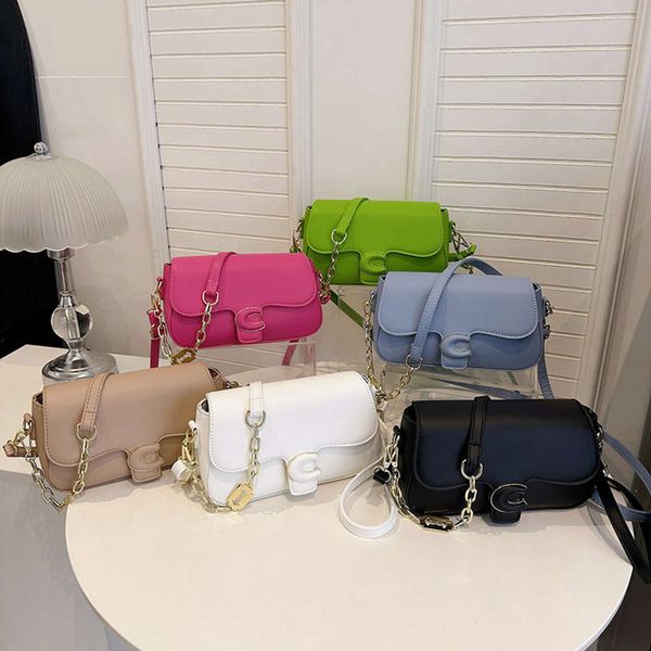 Kaufen Sie Factory Wholesale Damentasche 2024 Neue C-Knopf Kleine High-End-Modehandtasche Vielseitige Schultertasche