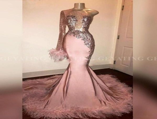 2019 Abiti da ballo a sirena rosa arabo africano africano Una spalla pizzo trasparente con paillettes Sweep Train Plus Size Piuma di struzzo formale Evenin3919699