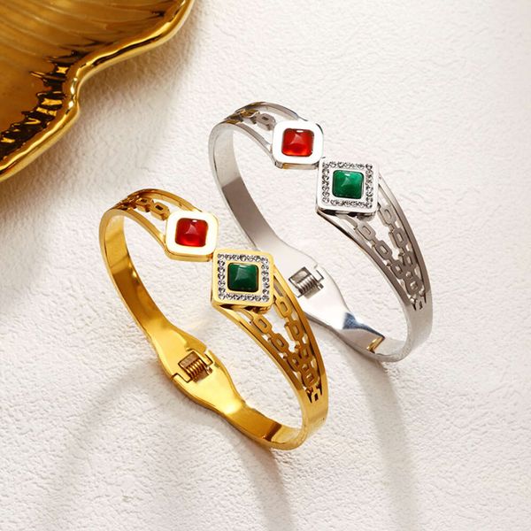 Temperamento alla moda in acciaio al titanio rosso verde per set di luci da donna con bracciale a molla di diamanti