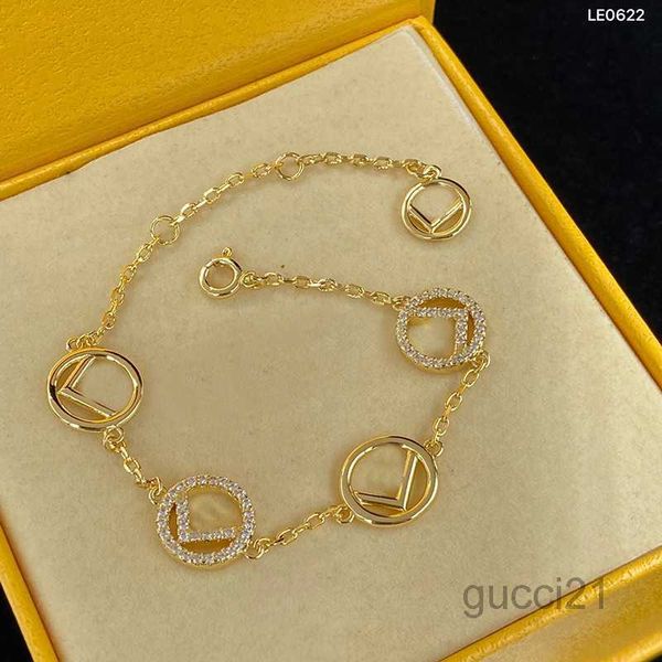 Mücevher Tasarımcıları Charm Bileziği Kadın Moda Kemeri Mektubu F Tasarımcı Altın Bilezikler Klasik Simpie Style Kolye 2304128PE 7E2Z