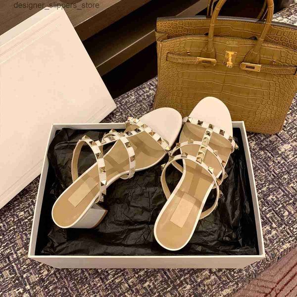 Hausschuhe Sandalen Hochwertige Luxus Designer Sandale Sommer Damen Slide Schuhe Slipper 2024 Neue Leder Stud Nude Dicke Absätze Vielseitige Mode 6 cm hoch Q240312