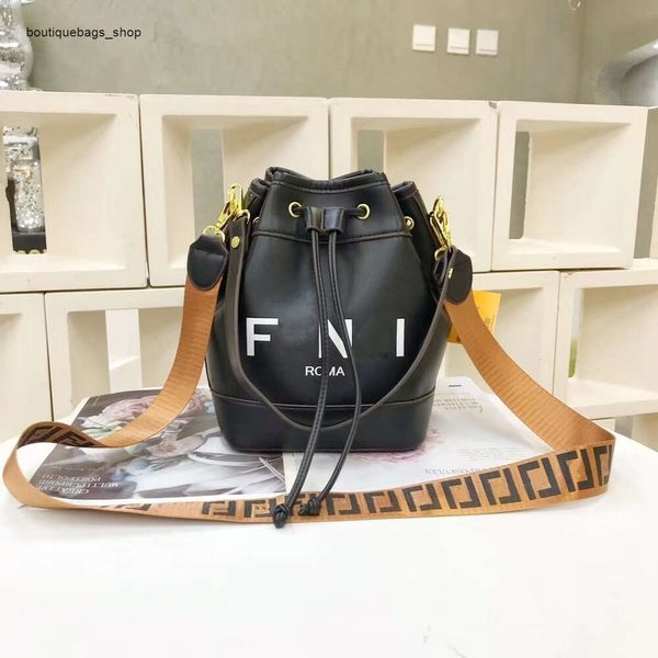 Nuovo prezzo all'ingrosso del designer Borsa di moda Borsa per secchiello per acqua istantanea Solid Pu Lettera Spalla singola Diagonal Straddle Thetotebag Palmare