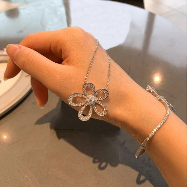 Collane con ciondolo Eleganti esagerazioni Orecchini Gioielli Fiore a cinque petali Collana brillante Regali per la festa della mamma per donna Set di gioielli