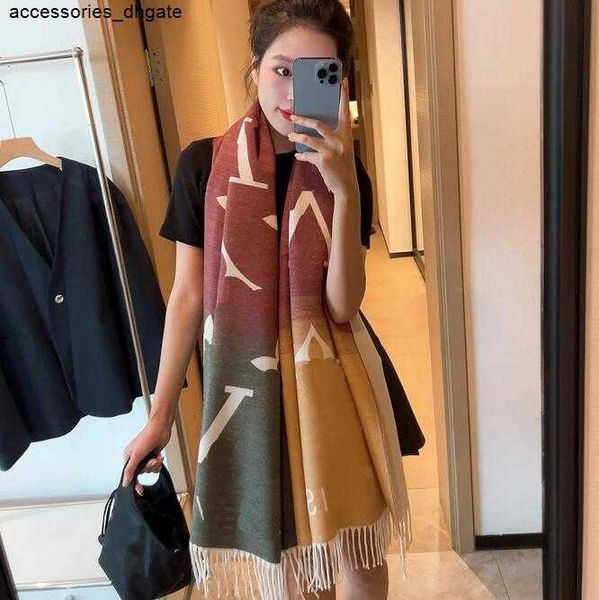Nuova sciarpa in cashmere Pashmina, borsa isolante invernale di alta qualità di un marchio di lusso per designer femminili e felpa con cappuccio sciallata neutra e casual alla moda