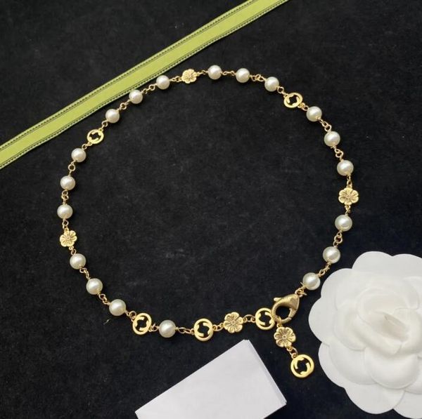 2024 Дизайнерские ожерелья и браслеты Ожерелья с жемчужными цветами из бисера Женщины носят комплекты украшений Дизайнерские украшения