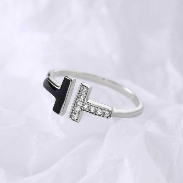 Designer 00 Light Luxury Diamond Set Double T Schwarz-Weiß-Öltropfenring mit hochwertigem, schlichtem Stil und exquisitem Buchstaben-Zeigefinger