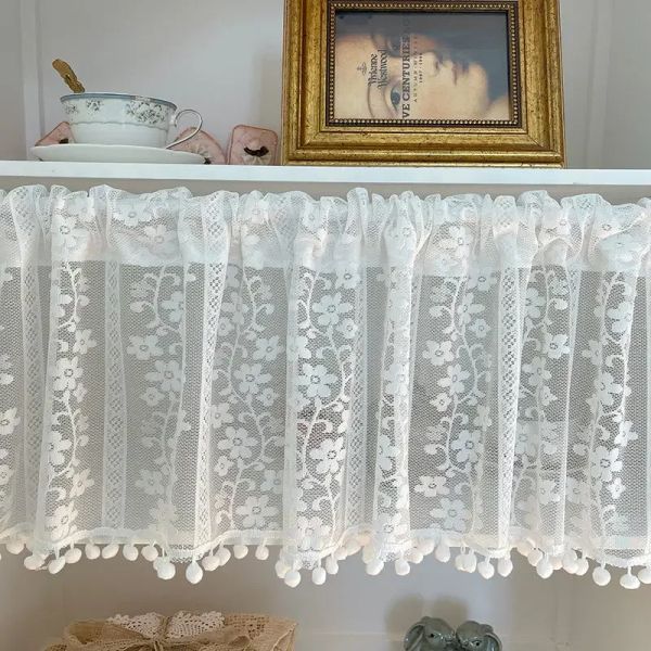 Tende Tende bianche in pizzo trasparente con lacci per mantovana per armadietto da caffè Cucina Delicate decorazioni floreali romane a metà baia in voile Decorazioni per la casa