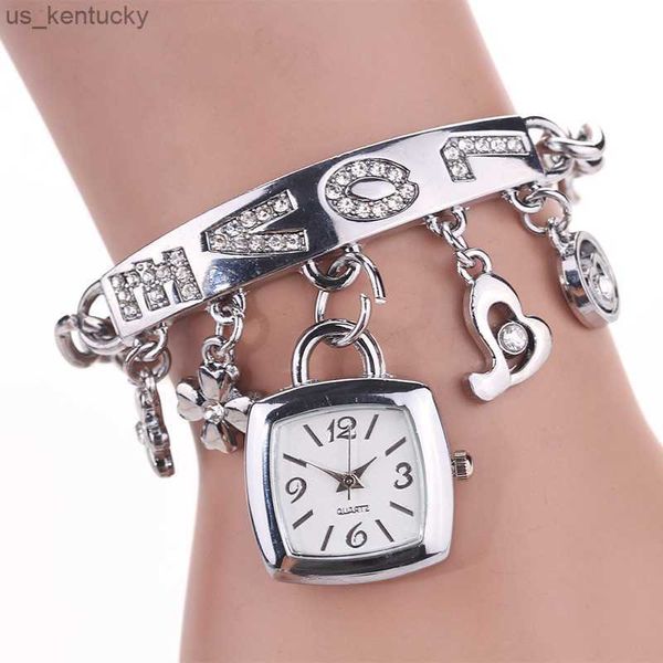 Braccialetti con ciondoli Orologio da polso da donna Orologio da polso al quarzo in lega con alfabeto LOVE Orologio da donna con decorazioni floreali Orologio casual squisito