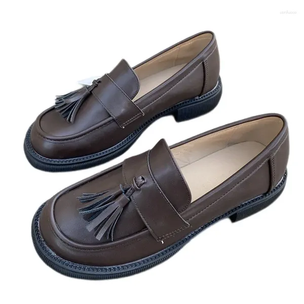Повседневная обувь, модные женские туфли в британском стиле с круглым носком из искусственной кожи на плоской подошве с кисточками, удобные женские лоферы