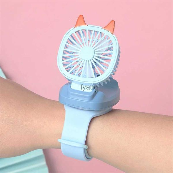 Elektrische Fans Cartton Cat Design Tragbare Handgelenkschlaufe Mini-Uhr Handventilator USB-Aufladung Klein wiederaufladbar mit bunten LED-LeuchtenH240313