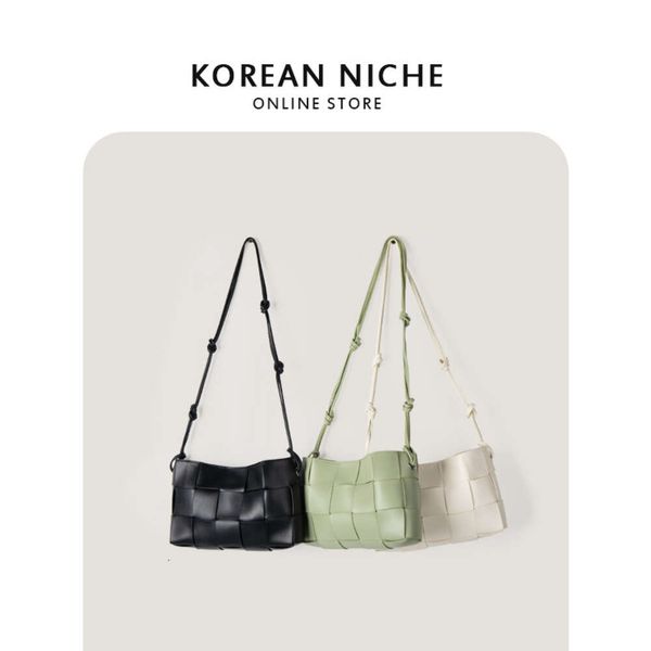 Discount-Shops Einzigartige und modische gewebte karierte Umhängetasche mit Nischendesign Damen koreanische Version Lazy Style High-End-Textur trendige Umhängetasche