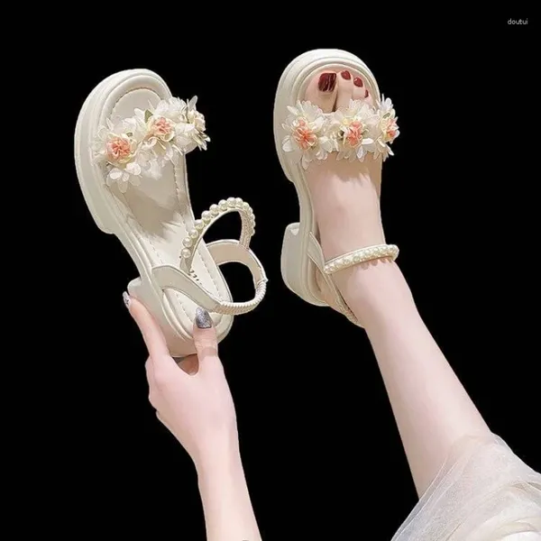 Модельные туфли, лето 2024, сандалии One Word для женщин, женская пляжная обувь с бриллиантами на среднем каблуке, бежевая платформа со стразами, Корея