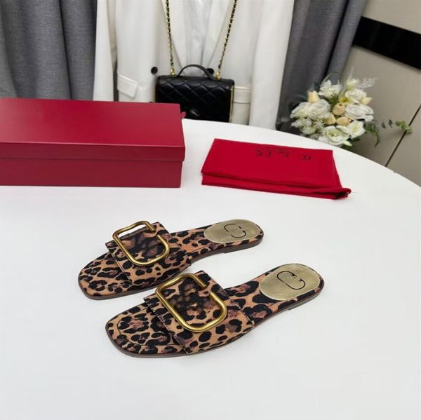 2024 Frühling Damen Hausschuhe Sandales Neue flache Unterseite dekorative Schnalle Sandalen Designer Slides Mode Leopardenmuster Muster Slipper