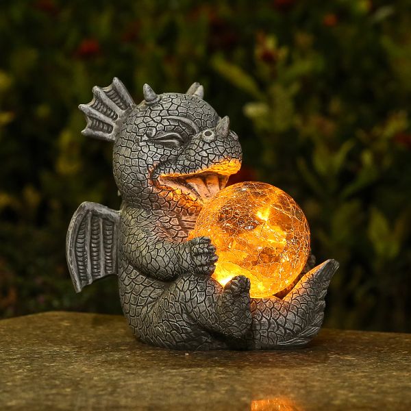 Sculture Statue di draghi da giardino Adorabili figurine di draghi in resina per bambini, con in mano una sfera magica con luci a LED solari, decorazione primaverile per esterni